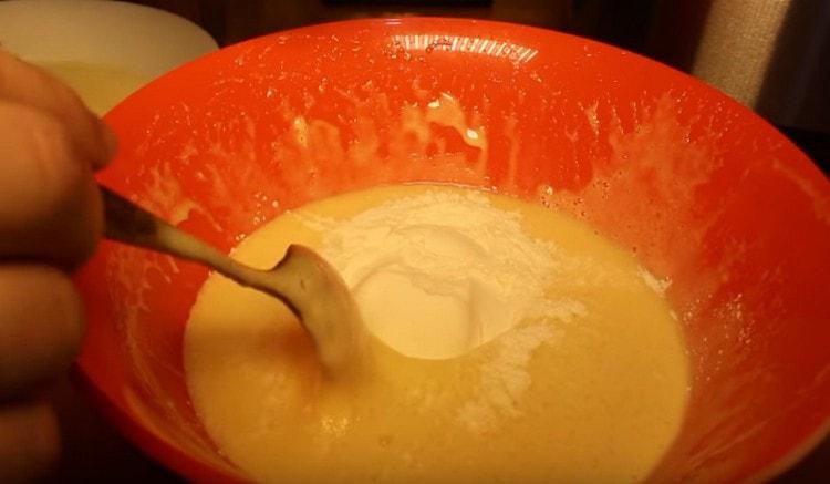 Ajouter la farine à la moitié de la pâte.