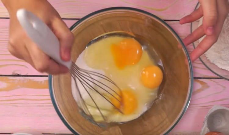 Pomiješajte jaja sa šećerom.