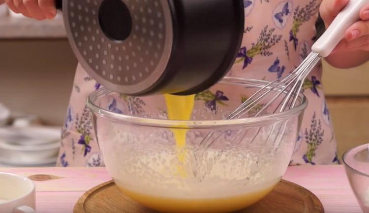 Entrez le beurre fondu dans la masse d'œufs.