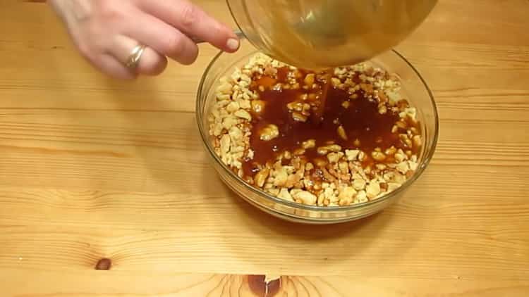 Pour réaliser un gâteau à la fourmilière selon la recette classique, mélangez les ingrédients