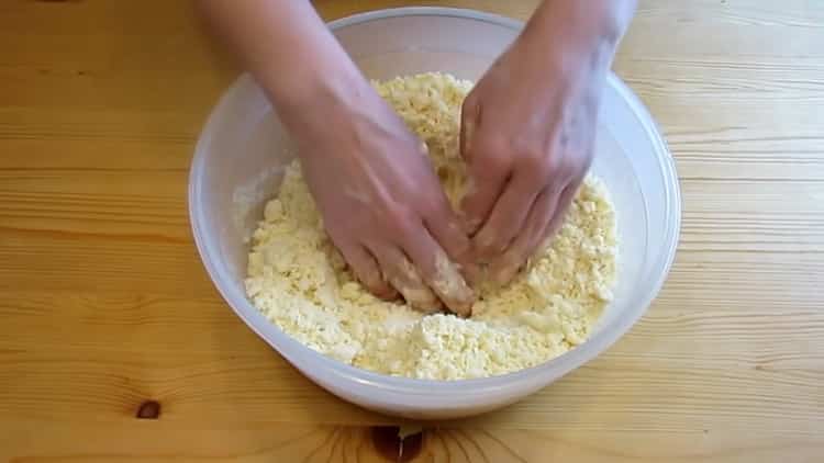 Pour préparer un gâteau à la fourmilière selon la recette classique, vous devez faire cuire la pâte.