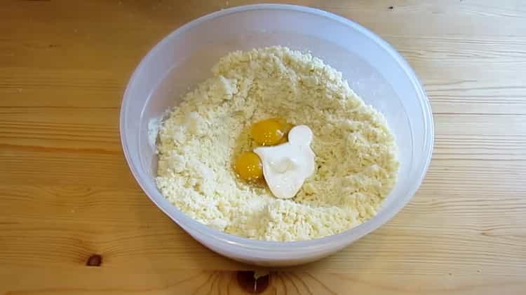 Pour réaliser un gâteau à la fourmilière selon la recette classique, ajoutez de la crème sure à la pâte.