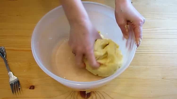 Pour faire un gâteau à la fourmilière, selon la recette classique, pétrir la pâte