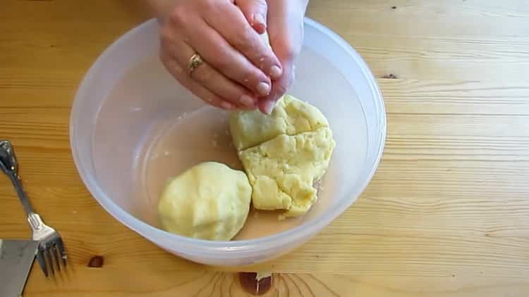 Pour réaliser un gâteau à la fourmilière selon la recette classique, divisez la pâte en portions.