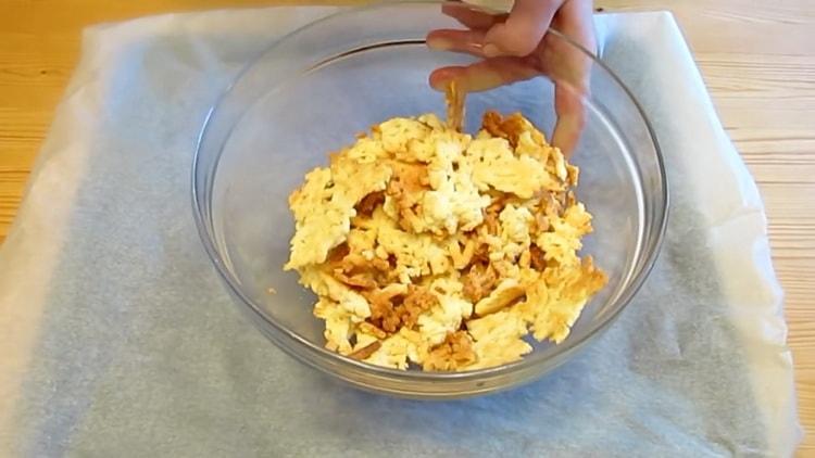 Pour faire un gâteau à la fourmilière selon la recette classique, laissez la pâte refroidir