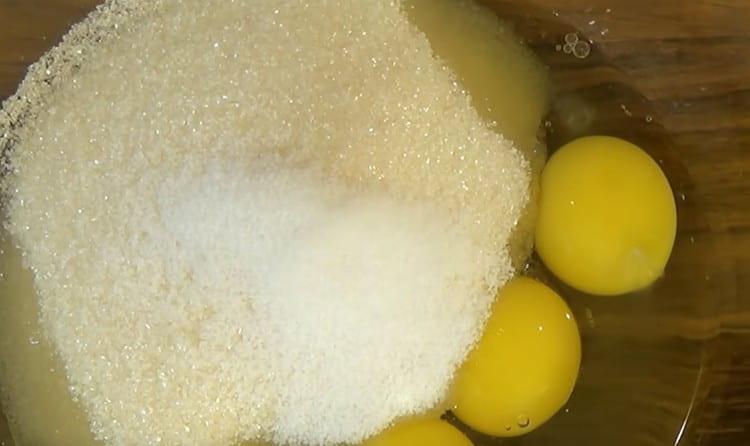 Pour préparer la crème, nous prenons des œufs, du sucre et du sucre vanillé.