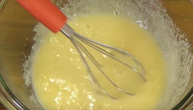 Mezclar la masa de huevo con un batidor.