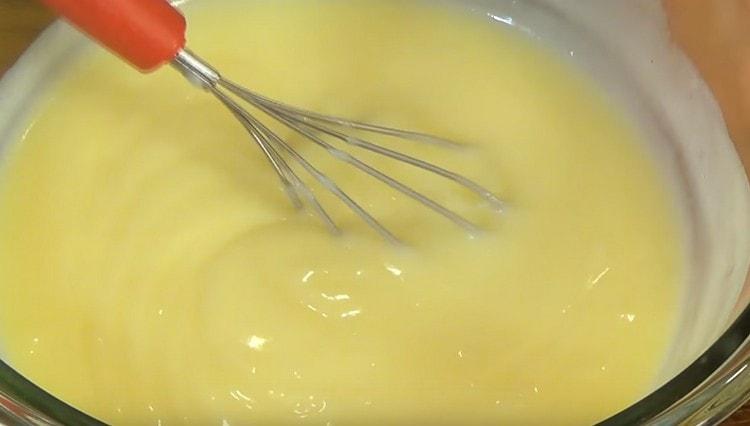 In the finished cream, add the butter and mix.