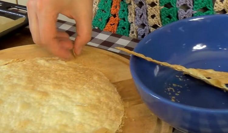 Nous allons sauver les boutures du gâteau pour décorer le gâteau.