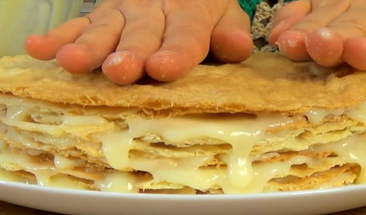 Le gâteau collecté doit être légèrement pressé avec les mains pour une meilleure répartition de la crème.