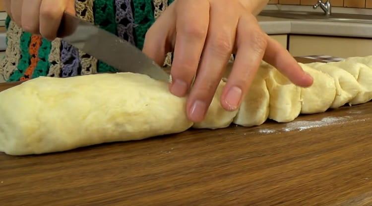 Divisez la pâte en 14 morceaux identiques.
