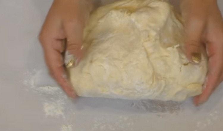 Quickly knead light puff pastry.