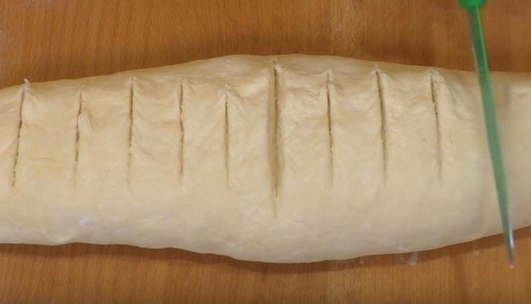 Roll the dough into a sausage and divide into 12 identical parts.