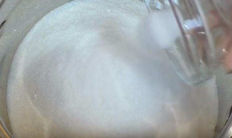 Agregue azúcar y azúcar de vainilla a la harina.