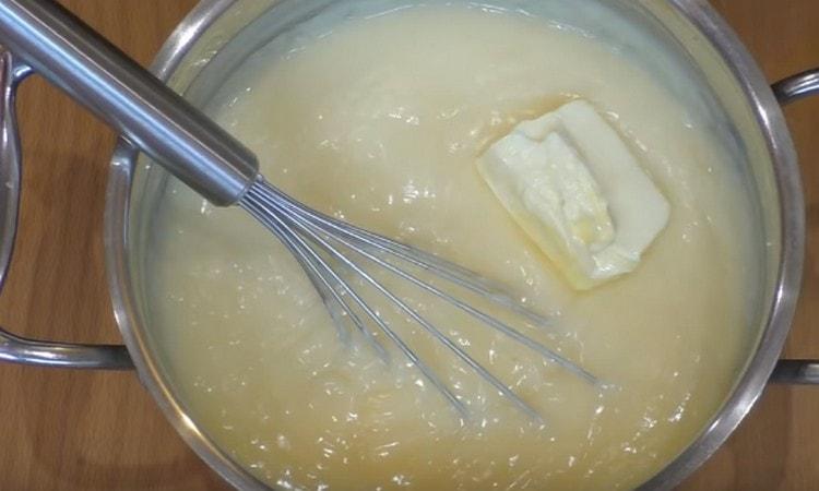 agregue mantequilla directamente a la crema caliente.