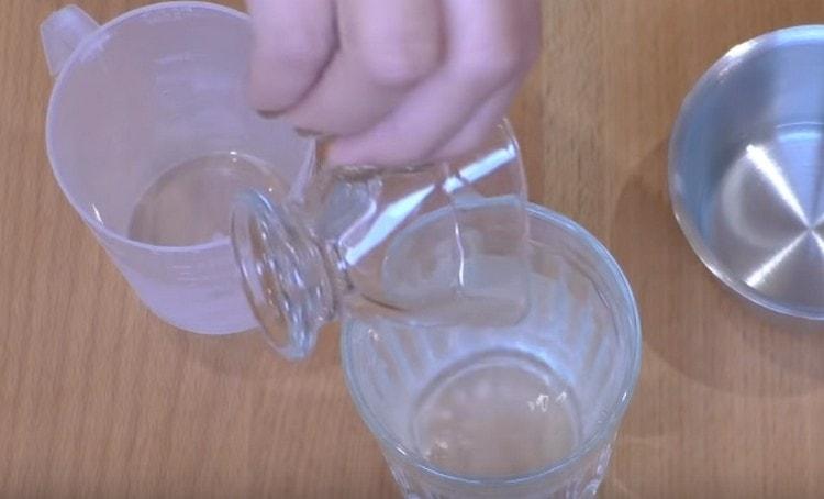 Mezclar agua con vinagre.
