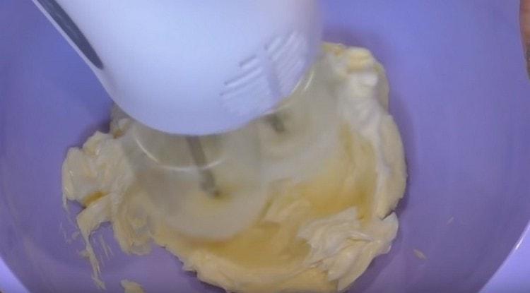 To prepare the cream, whisk the butter until white.