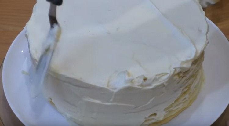 Coat the top and sides of the cake with cream.