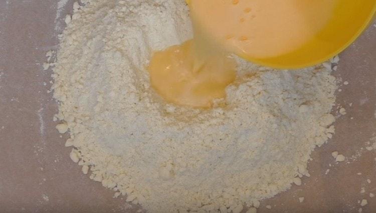 Pour the egg mixture into the resulting deepening.