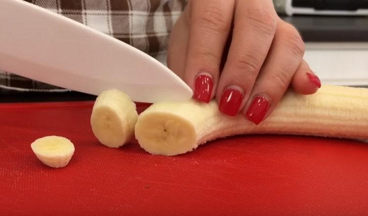 Cut bananas into circles.