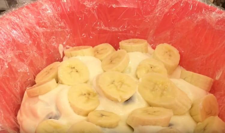 Sur la crème, déposez une couche de bananes.