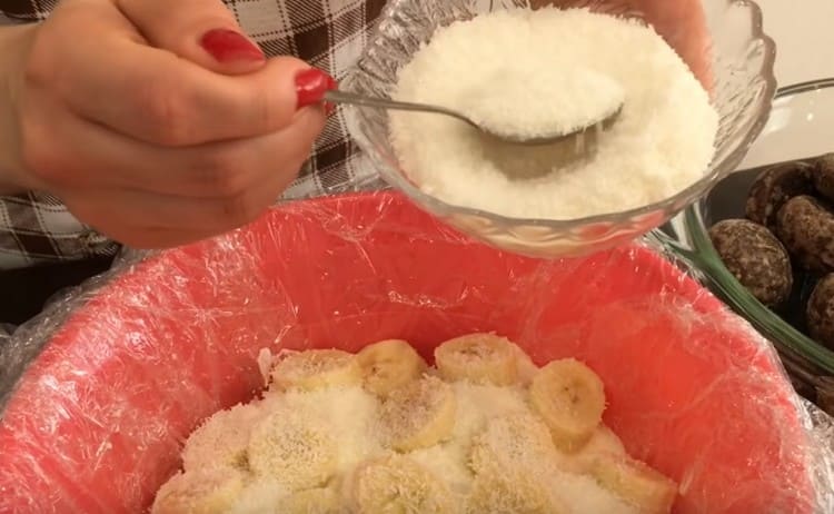 Sprinkle bananas with coconut.