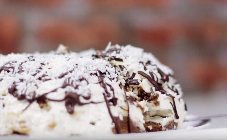 You can decorate a gingerbread cake with bananas with chocolate and coconut.