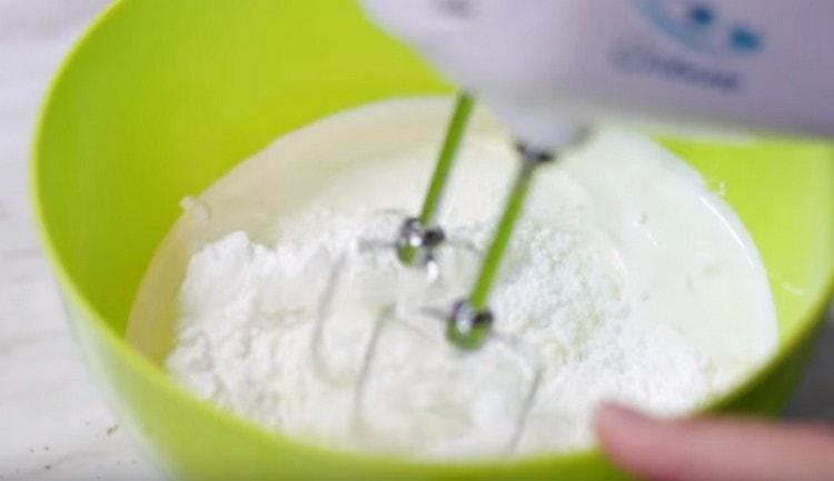 Para la crema, bata la crema agria con azúcar glas.