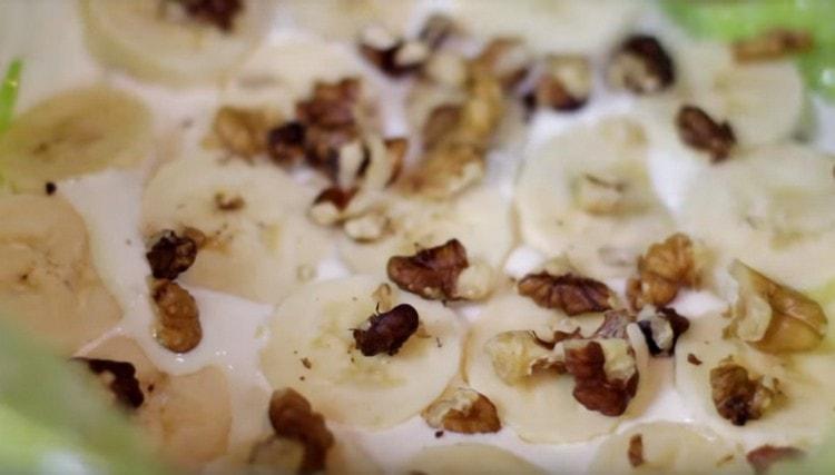 Leg vervolgens een laag bananen en bestrooi, indien gewenst, met walnoten.
