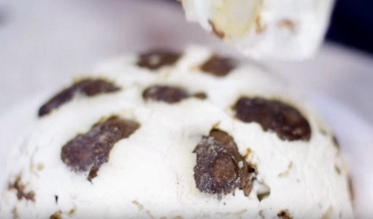 Tournez le gâteau fini sur un plat de service et retirez le film plastique.