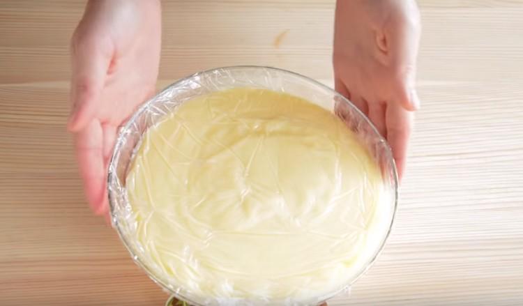 Cover custard with cling film and leave to cool.