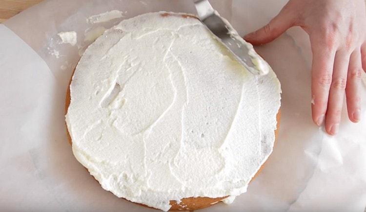 Dobla los pasteles uno encima del otro, extendiendo la crema de manera uniforme.