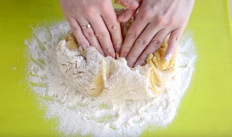 Next, knead the dough already on the work surface.