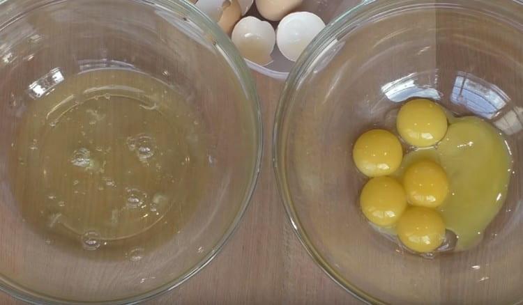 Nous divisons les œufs en protéines et en jaunes.