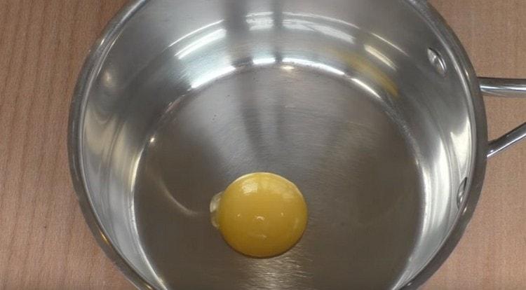 To prepare the cream, take one yolk.