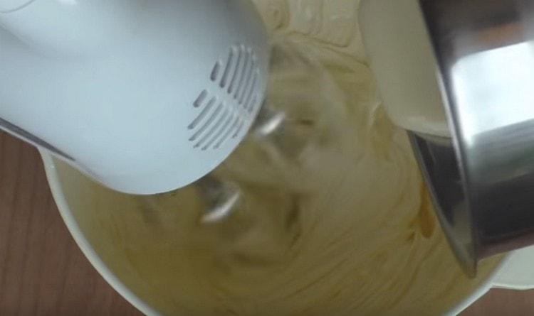 Introduzca gradualmente la porción de crema de la crema en el aceite.