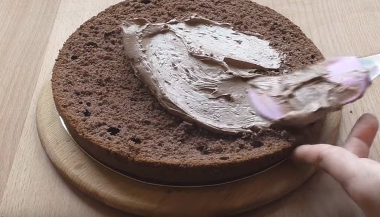 Nous répandons la moitié de la crème sur le premier gâteau.