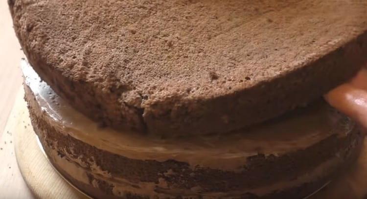 Drugu tortu podmažite preostalom kremom i premažite je preostalim kolačem.