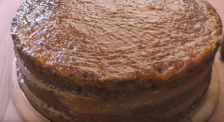 Cubra todo el pastel en la parte superior y los lados con mermelada de albaricoque.