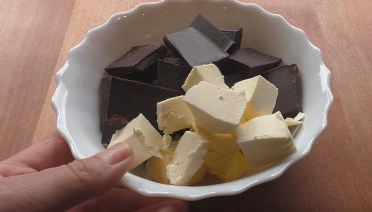 En un microondas o en un baño de agua, derrita la mantequilla con chocolate.