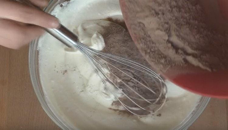 Mettez le mélange de farine et de cacao dans la pâte.