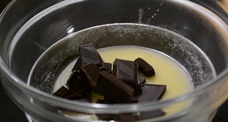 Za pripremu glazure otopite maslac i u njega stavite čokoladu.