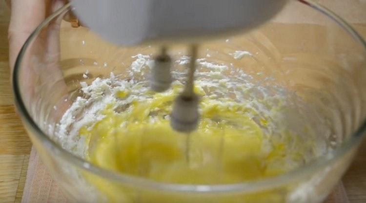 Ajoutez l'oeuf au beurre et battez.