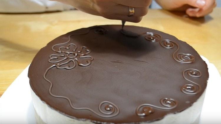 Od ostataka glazure, kada se malo stvrdne, možete napraviti ukrase za tortu.