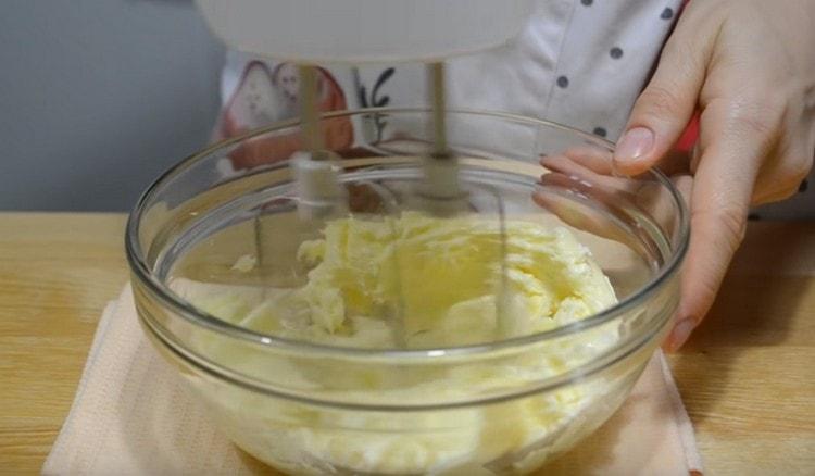 Battre le mixeur avec du beurre ramolli.