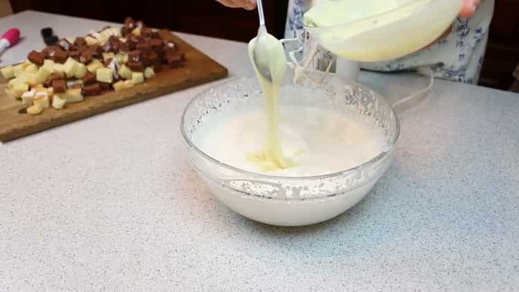 Pour faire un gâteau, le smithann selon une recette étape par étape avec une photo, mélanger les ingrédients pour la crème