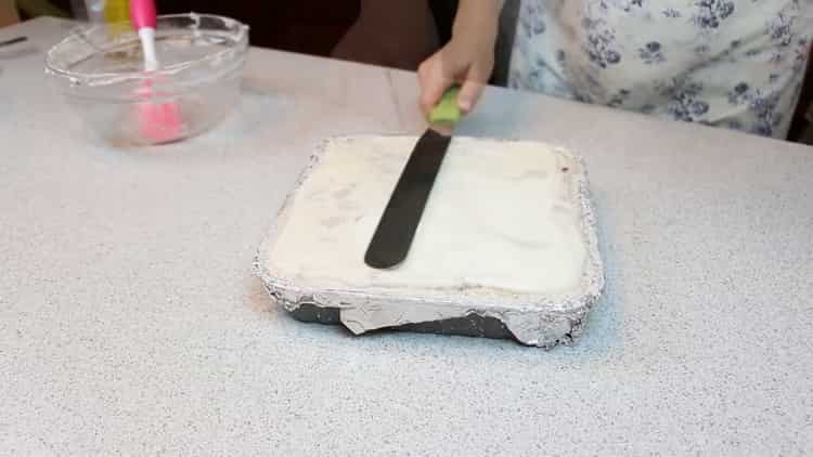 Pour faire un gâteau, le smithan selon une recette étape par étape avec une photo, graisser le gâteau avec de la crème sure