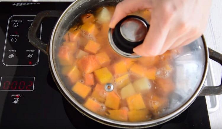 cubra el caldero con una tapa y deje cocinar la sopa hasta que las verduras estén listas.
