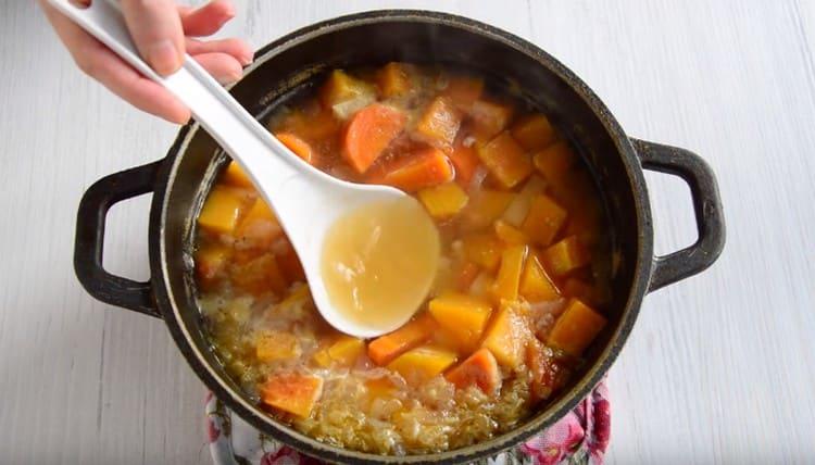 Si es necesario, vierta parte del caldo en la sopa terminada.