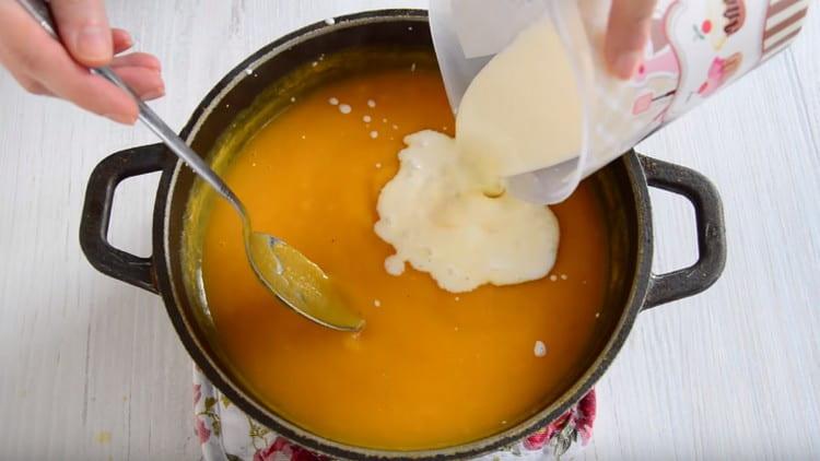 Agregue la crema y mezcle bien la sopa.